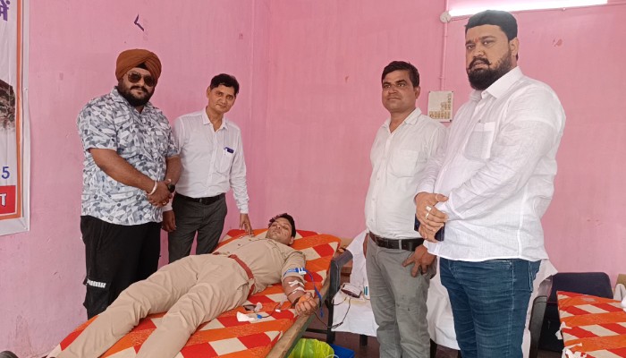 लेफ्टिनेंट तिवारी की स्मृति में राम कृष्ण सेवा फाउंडेशन ने लगाया रक्तदान शिविर
