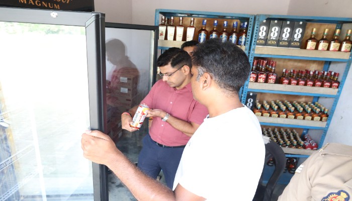 डीएम ने विदेशी मदिरा बियर की शॉप का किया निरीक्षण