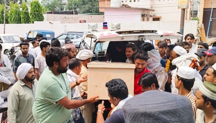 विदेश में काम करने वाले व्यक्ति का शव मौत के आठ दिन बाद पहुंचा, परिजनों में मचा कोहराम