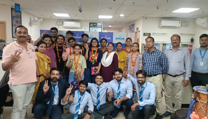 अयोध्या की अद्रिका श्रीहर्ष ने हासिल की ऑल इंडिया रैंक 188, AESL के 8 अन्य छात्र भी बने टॉप अचीवर्स