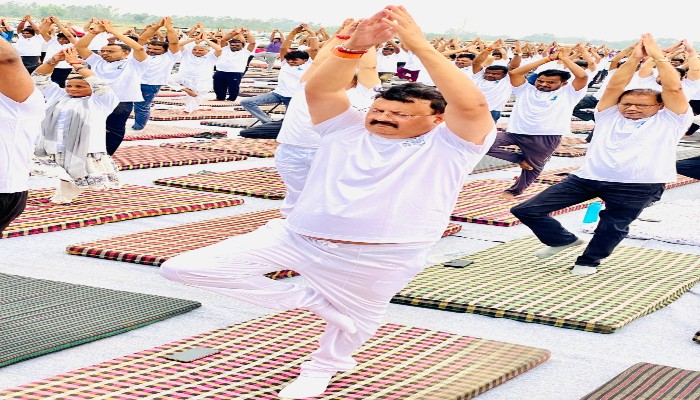 हवाई पट्टी गंगा एक्सप्रेस-वे पर योग सप्ताह का शुभारंभ