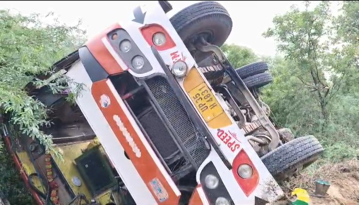 Baberu Accident: मजदूरों से भरी बस पलटी, 20 से अधिक घायल, तीन की हालत गंभीर