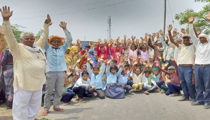 गोदाम की आड़ मे चल रहे अवैध शराब शराब के धंधे को लेकर ग्रामीणों ने किया प्रदर्शन