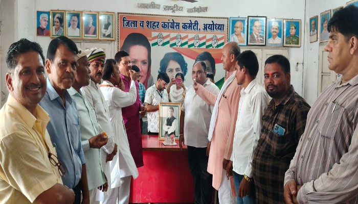 कांग्रेसियों ने केक काटकर मनाया राहुल गांधी का जन्मदिन