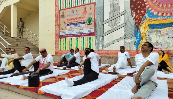 योग शरीर को मन से और मन को आत्मा से जोड़ता है: दयाशंकर मिश्रा