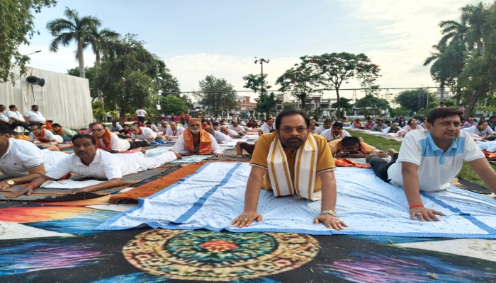 योग शिविर में रिक्शे से पहुंचे पूर्व केंद्रीय मंत्री मुख्तार अब्बास नकवी, दिया लोगों को संदेश