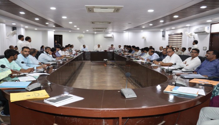 Review Meeting: नोडल अधिकारी ने की विकास कार्यों की समीक्षा, अधिकारियों को दिए निर्देश
