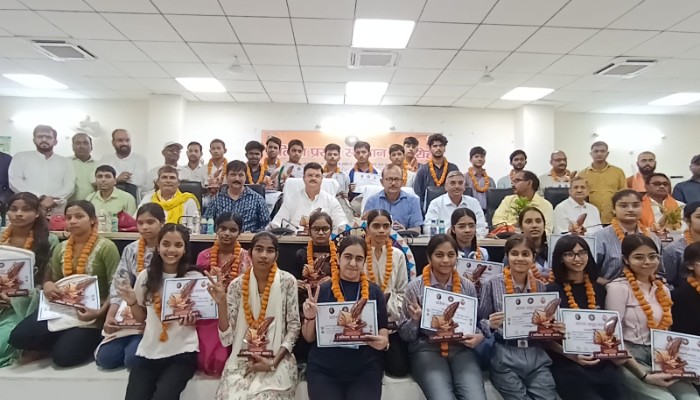 अभिनव भारत ट्रस्ट ने मेधावी विद्यार्थियों का किया सम्मान, खिले टॉपर्स के चेहरे