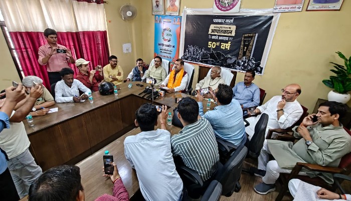 बिजली जाने से पसीना-पसीना हुए यूपी के पूर्व मंत्री