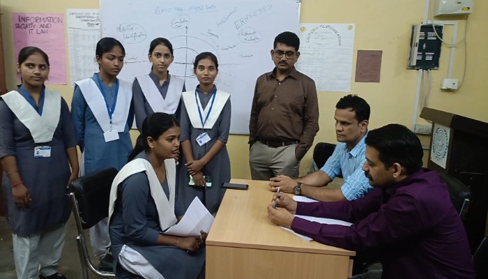राजकीय महिला पॉलिटेक्निक अयोध्या में लगा रोजगार मेला, युवाओं को मिली सुनहरी नौकरी की सौगात