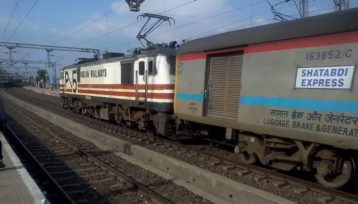 Stone attack on Rail Coach: शताब्दी एक्सप्रेस पर फिर से पथराव, एक महीने में तीसरी घटना