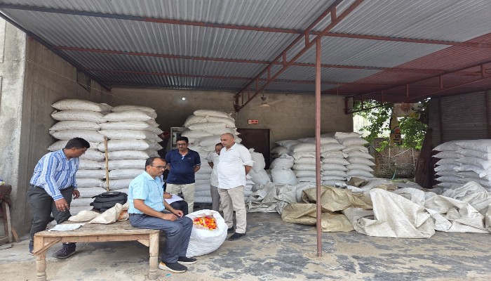 खाद्य विभाग ने की छापेमारी, पांच नमूने जांच के लिए भेजे