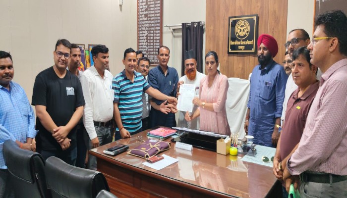 शिक्षक संघ ने पांच सूत्रीय मांग को लेकर जिला बेसिक शिक्षा अधिकारी को सौंपा ज्ञापन