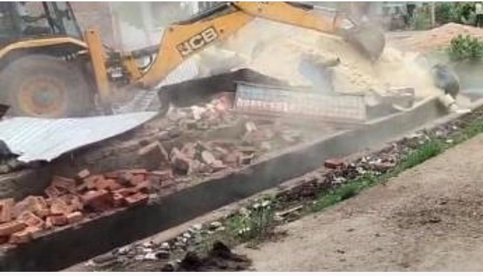सरकारी भूमि पर कब्जा, प्रशासन ने चलवा दिया बुलडोजर