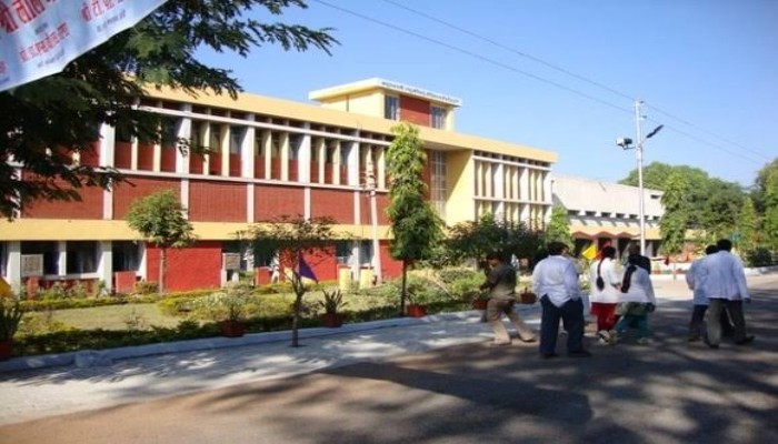 Jhansi : अनावश्यक बाहर की दवाई लिखने पर अब होगी कड़ी कार्रवाई