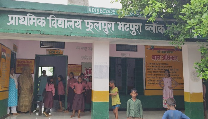 झांसी में बारिश ने खोली विकास के दावों की पोल, बच्चों ने कीचड़ में लोटकर किया प्रदर्शन