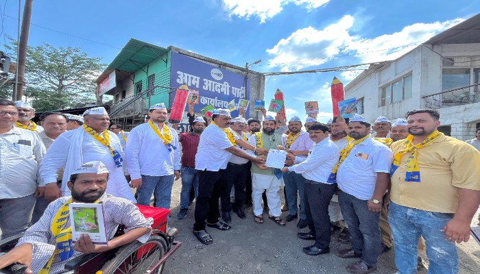 Protest Against Schools Adjustment : प्राथमिक विद्यालयों को बंद करने  का फैसला वापस ले योगी सरकारः आप