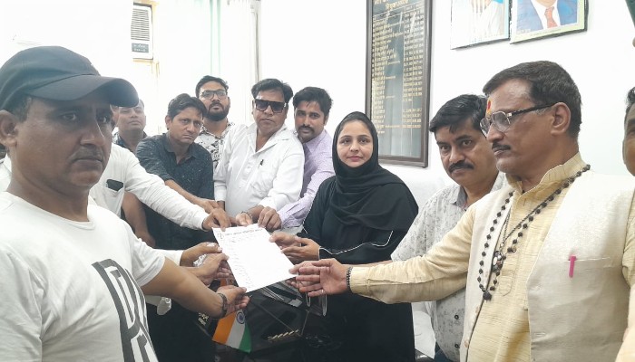 नगर पालिका पहुंचे व्यापारियों ने पालिका के खिलाफ दिखाई एकता