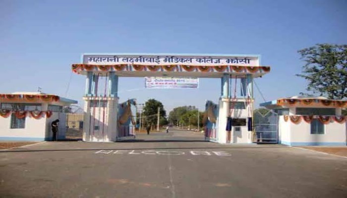 झांसी मेडिकल कॉलेज की लापरवाही ने बारिश में बहा दी लाखों की दवाएं