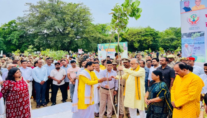 शाहजहाँपुर में 'एक पेड़ मां के नाम 2.0' अभियान के तहत वृक्षारोपण