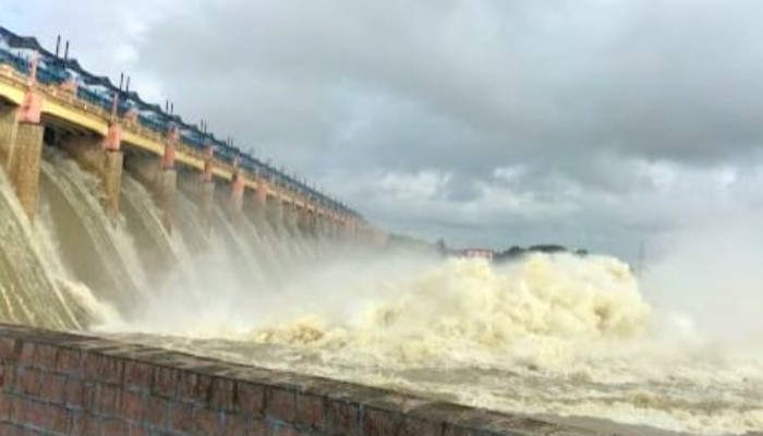 भारी बारिश के कारण लगातार पानी छोड़ा जा रहा है: झांसी जिलाधिकारी