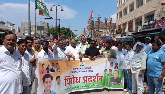 वाराणसी में कांग्रेस के प्रदेश अध्यक्ष अजय राय हुए मुकदमे के विरोध में कार्यकर्ताओं ने किया सड़क पर प्रदर्शन
