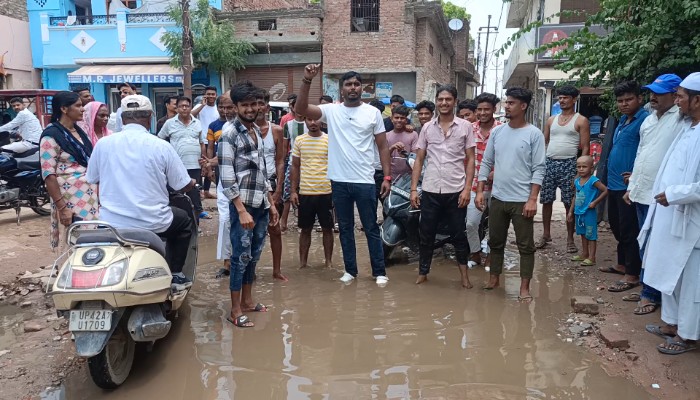 वजीरगंज जनौरा संपर्क मार्ग पर जलभराव बना मुसीबत, नगर निगम के खिलाफ उतरे लोग