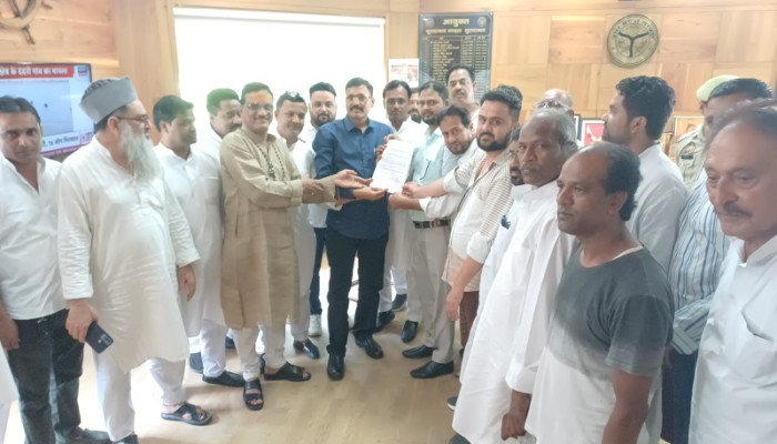 रामपुर में हाउस टैक्स व वाटर टैक्स वृद्धि का सभासदों ने किया कड़ा विरोध, मंडल आयुक्त को सौंपा ज्ञापन