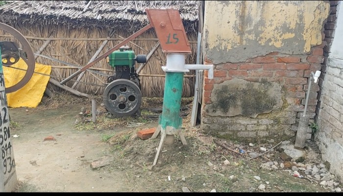 इंडिया मार्का हैंडपंप तीन साल पहले हुआ था रिबोर, चबूतरा तक नहीं बना, दूषित पानी पी रहे ग्रामीण