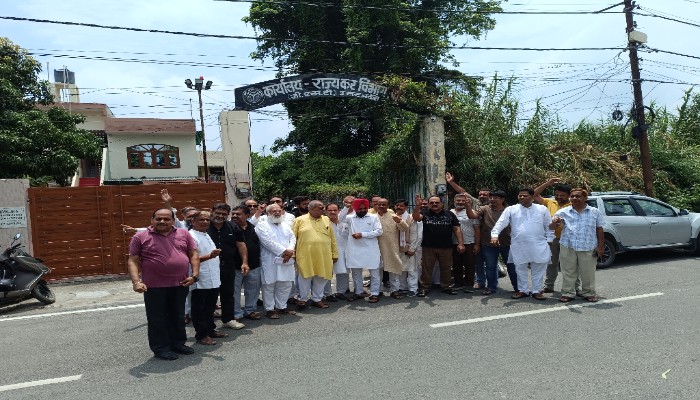 व्यापारियों ने बिजली विभाग के खिलाफ की नारेबाजी, सौंपा ज्ञापन