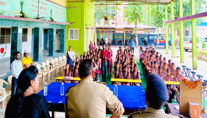 शाहजहांपुर में छात्रों को यातायात, साइबर सुरक्षा और मिशन शक्ति की जानकारी दी गई
