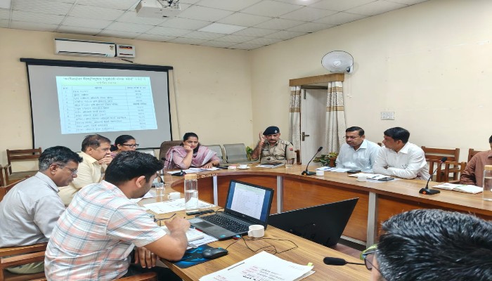 जिले में हो उर्वरकों की जमाखोरी एवं कालाबाजारी पर नियमित निगरानीः जिला कलेक्टर