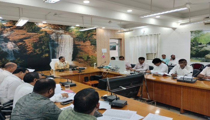 Review Meeting: निर्माण कार्यों की गुणवत्ता में खराबी मिली तो होगी कड़ी कार्रवाईः मण्डलायुक्त