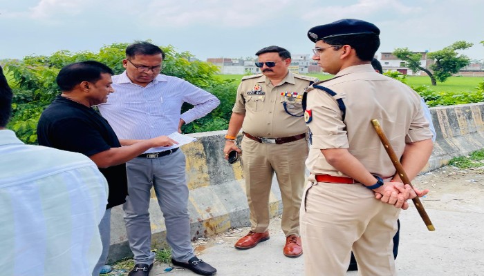 DM व SP ने किया गर्रा और खन्नौत नदी के बढ़ते जलस्तर का निरीक्षण, दिए निर्देश