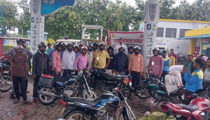 No Helmet, No Fuel अभियान हुआ तेज, लोगों को किया जा रहा जागरूक