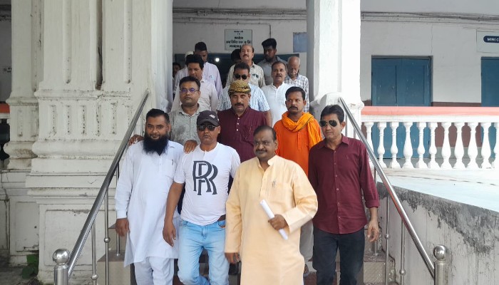 व्यापारियों ने कलेक्ट पहुंच कर मंडी समिति के खिलाफ किया प्रदर्शन
