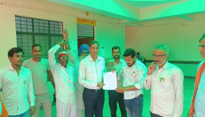 भाजपा जिलाध्यक्ष पर जमीन पर कब्जा करने का आरोप, एसडीएम को सौंपा ज्ञापन