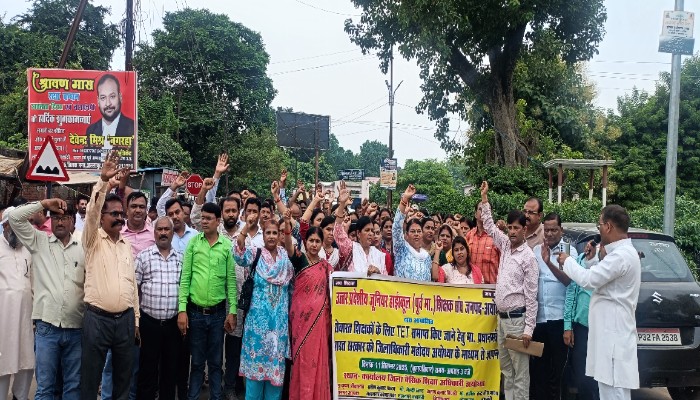शिक्षक जिला शाखा के पदाधिकारियों ने सौंपा ज्ञापन, मजिस्ट्रेट के सामने रखी ये मांगे