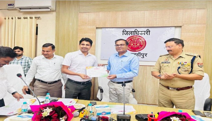 बाढ़ की विकट परिस्थितियों में PET परीक्षा कराई संपन्न, जिलाधिकारी ने किया सम्मानित
