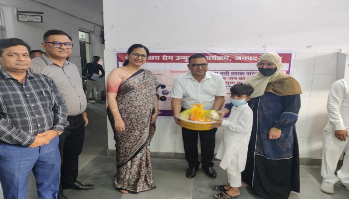 सीएमओ डॉ. दीपा सिंह ने जनपद के 4 टीबी मरीजों को लिया गोद, वितरित की पोषण पोटली