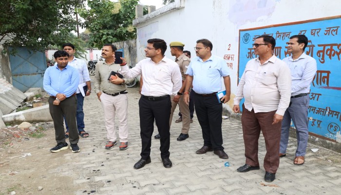 जिलाधिकारी ने पशु चिकित्सा केंद्र का किया निरीक्षण