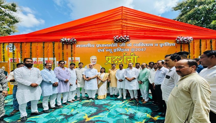 मंत्री व विधायक ने कलेक्ट्रेट में चित्रकला प्रदर्शनी का फीता काटकर किया उद्घाटन