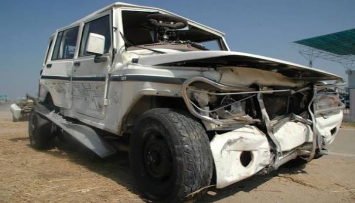 श्राद्ध करके लौट रहे चार लोगों की सड़क दुर्घटना में मौत, तीन घायल