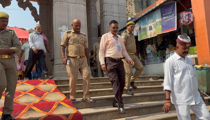 जिलाधिकारी ने नवरात्रि के प्रथम दिन मेला क्षेत्र का भ्रमण कर किया निरीक्षण, दिए निर्देश