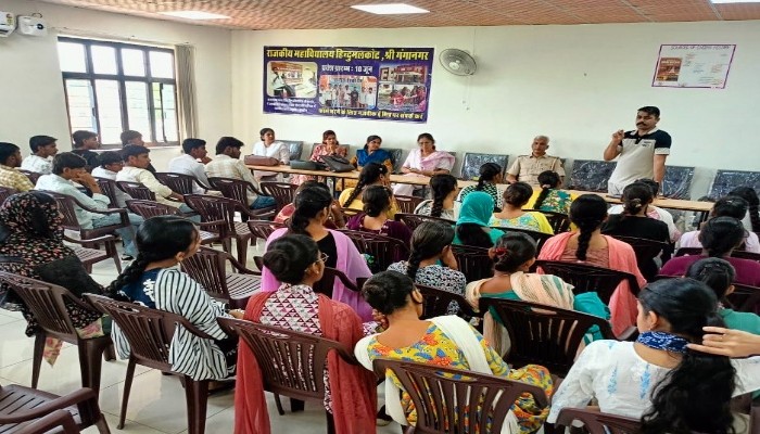 विद्यार्थियों को दी गई सुरक्षा और साइबर जागरूकता की जानकारी