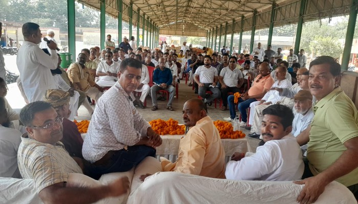 अधिकारियों के उत्पीड़न पर व्यापारियों ने मंडी समिति पहुंचकर की बैठक, मिला आश्वासन