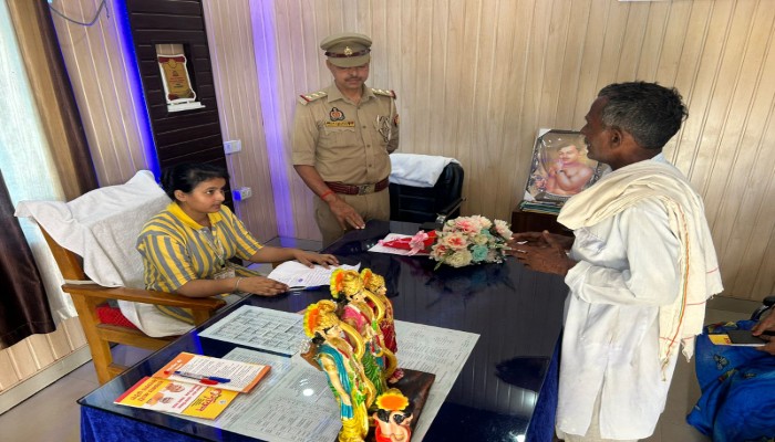 11वीं की छात्रा बनी एक की दिन की थाना प्रभारी, थाना प्रभारी ने किया स्वागत