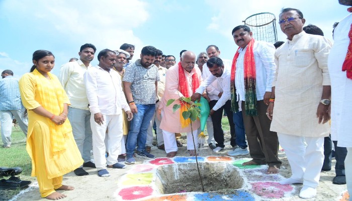 पौधरोपण अभियान में रोपे गए 300 पौधे, कार्यकर्ताओं को मिली संरक्षण की जिम्मेदारी