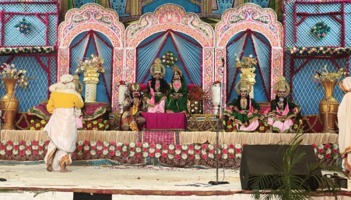 रामलीला में भव्य राज्याभिषेक समारोह का किया गया मंचन, भावुक हुए दर्शक