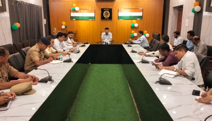 कलेक्ट्रेट में अधिकारियों ने की साइबर अपराध से बचने की अपील, लोगों को दी टिप्स